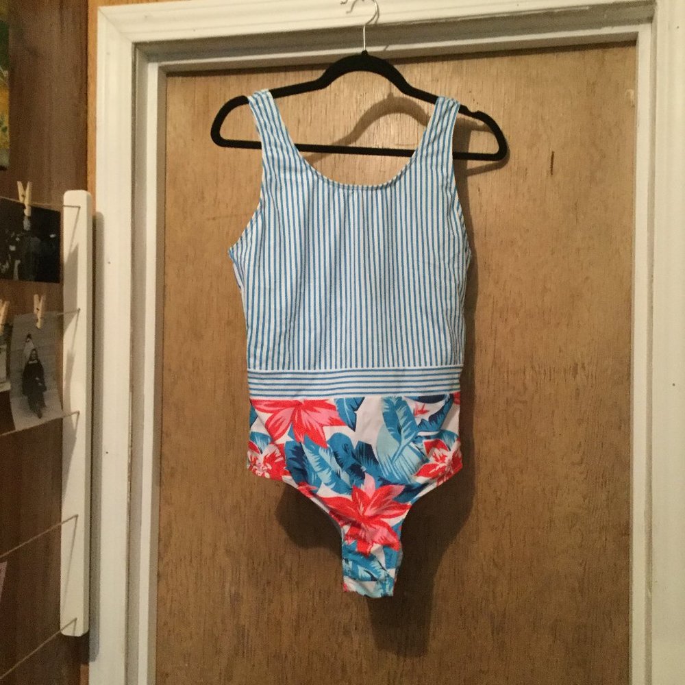 Shein new without tags one piece swimsuit tie at back top blue white size XL